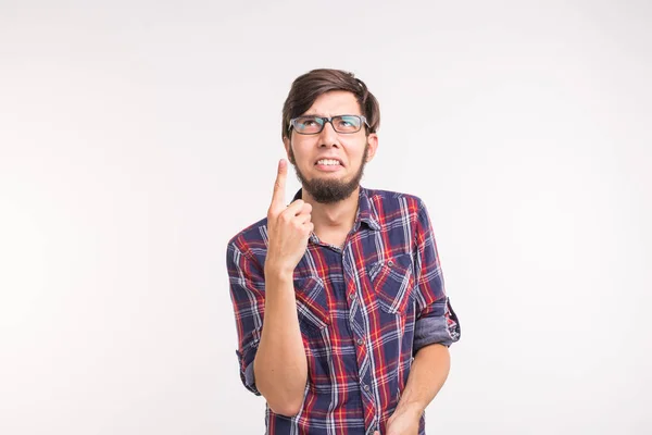 Conceito de expressão e gesto - homem com medo apontando para cima sobre fundo branco — Fotografia de Stock