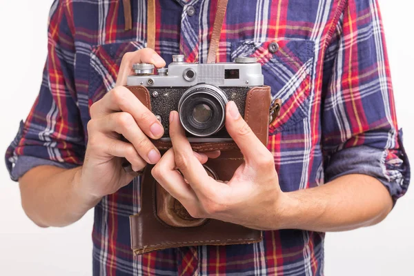 Ročník, fotograf a hobby koncepce - zblízka retro fotoaparát v mans ruce nad bílým pozadím — Stock fotografie