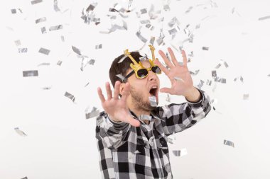 İnsanlar, tatil ve parti kavramı - gözlüklü beyaz zemin üzerine konfeti dans komik adam