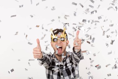 İnsanlar, tatil ve parti kavramı - komik surat konfeti ile ekose gömlekli adam