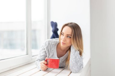 İnsanlar ve moda kavramı - portre bir eşik ile kırmızı Kupası yalan örme içinde güzel kadın