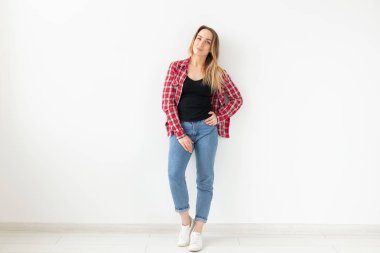 İnsanlar ve moda kavramı - tam boy görüntü kadının yan beyaz arka plan üzerinde poz