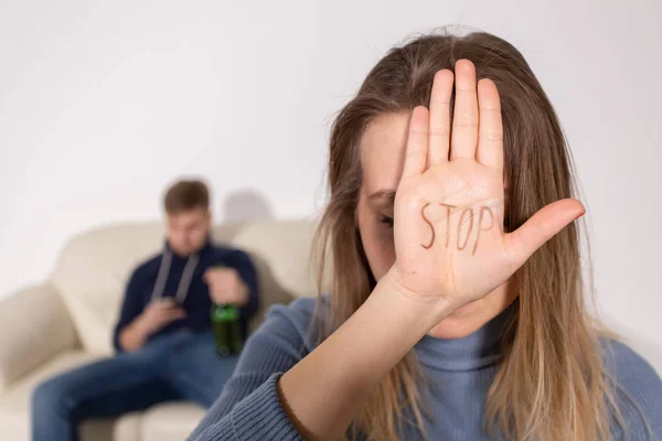 Persone, violenza domestica e concetto di abuso - La donna mostra smettere di abusare segno su sfondo mans — Foto Stock