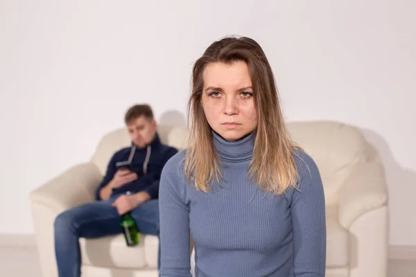 Alcolismo, abuso e violenza domestica concetto - donna triste con il marito ubriaco — Foto Stock