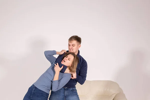 Concepto de personas, abuso y violencia - hombre agresivo estrangulando a su esposa —  Fotos de Stock
