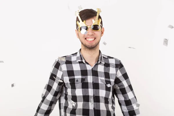 Mensen, vakantie en partij concept - Cool man in plaid shirt over witte achtergrond met confetti — Stockfoto