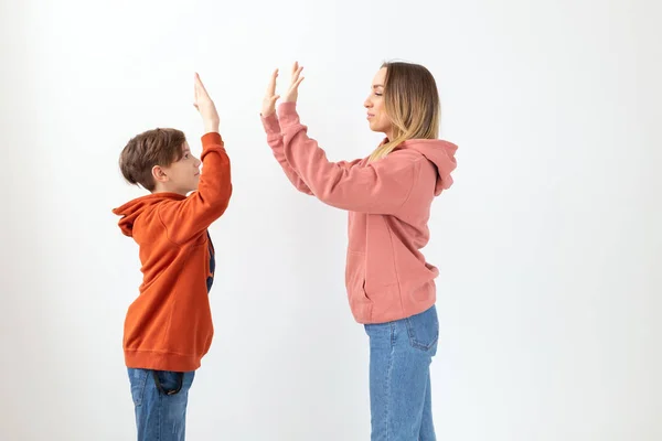 La relación, el día de las madres, los niños y el concepto de familia - Madre e hijo vestidos con sudaderas, alta cinco gesto —  Fotos de Stock