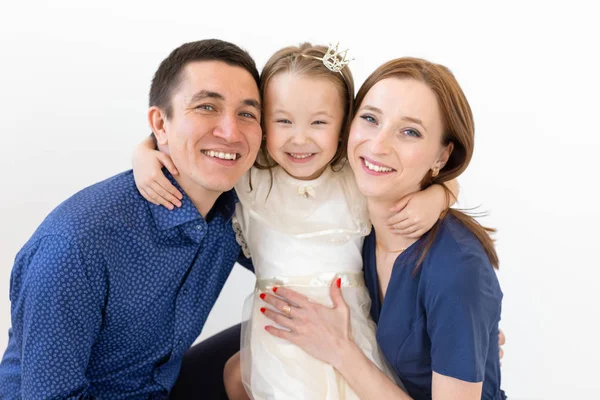 Concepto de personas, familia y felicidad - familia feliz con niño sobre fondo blanco — Foto de Stock