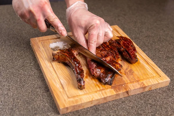 Comida, delicioso e conceito de artesanato - porção de bife de carne grelhada — Fotografia de Stock