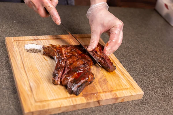 Comida, delicioso e conceito de artesanato - Homem de corte de carne de cavalo — Fotografia de Stock