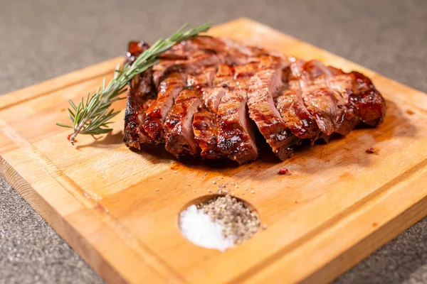 食品と馬肉コンセプト - クミンとまな板の上のロースト肉 — ストック写真