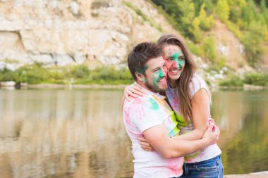 Festival holi, yaz turizm ve doğa kavramı - genç çekici kız erkek arkadaşı ile doğa eğlenmek