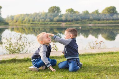 Çocuk, çocukluk, insanlar kavramı - Nehri yakınında bir plajda oynayan çocuk çocuklar