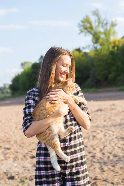 사람, 관광 및 자연 개념-선글라스 자연에 고양이 들고 여 자가 — 스톡 사진