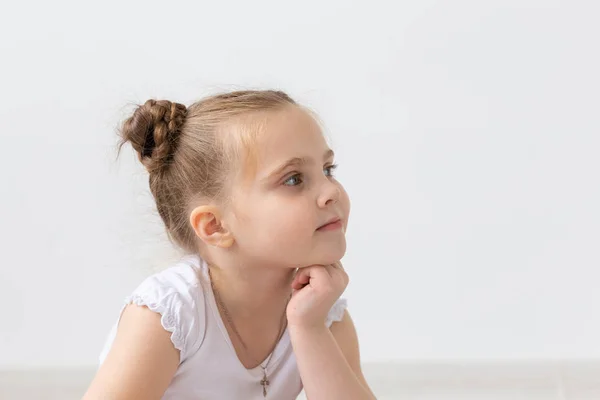 Barn och kids concept - porträtt av vackra lilla barn flicka hålla hakan å och tittar upp — Stockfoto