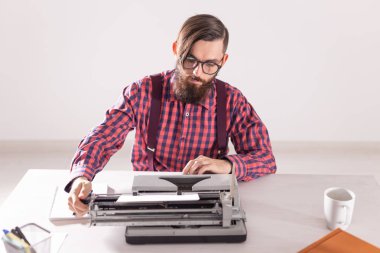 insanlar, yazar ve yenilikçi kavram - daktiloda çalışan genç şık yazar