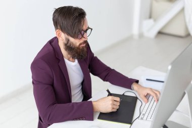 İnsanlar, tasarımcı ve teknoloji kavramı - adam Illustrator düşünceli bakışla, çalışma ortamı