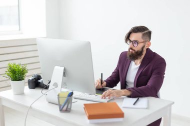 kişi, tasarım ve stil kavramı - grafik tasarımcı tablet bilgisayarda çalışarak yeni Proje çizimi