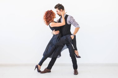 Sosyal dans, bachata, kizomba, tango, salsa, insanlar kavramı - genç çift beyaz arka plan üzerinde dans