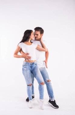 Beyaz arka plan üzerinde Salsa, kizomba ve bachata dansçılar. Sosyal dans kavramı
