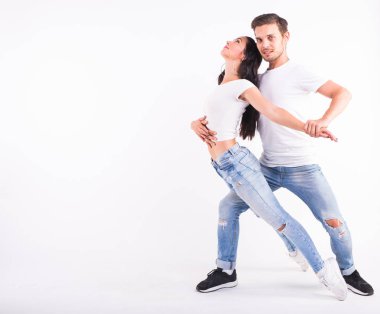 Sosyal danse kizomba veya bachata veya semba ya da taraxia beyaz arka plan üzerinde dans tutkulu Çift