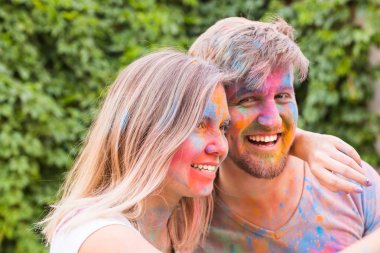 Festival holi ve teknoloji kavramı - genç çift selfie festivalde yapma