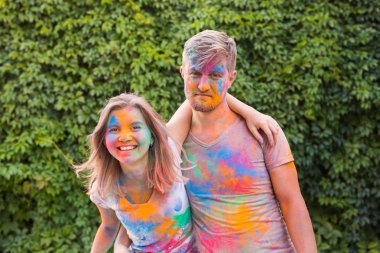 Tatil, bayram ve insanlar kavramı - mutlu çift eğlenceli Paint'de kaplı olması