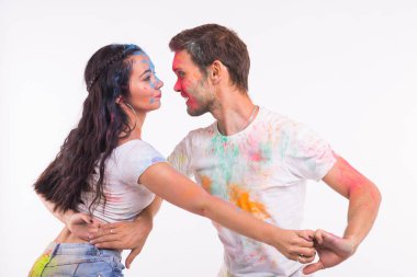Tatil, sosyal dans, bayram ve insanlar kavramı - mutlu çift boya kaplı ve bachata ya da kizomba beyaz arka plan üzerinde dans eğleniyor