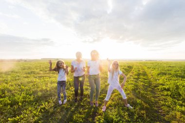 Tatil, yaz ve eğlenceli kavram - bir grup insan holi Festival alanında dans