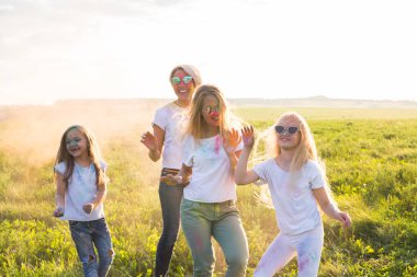 Eğlenceli, renkleri, Hint tatil ve insanlar kavramı - kadın gençler eğleniyor holi festival