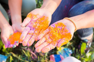 Hint tatil, eğlence, festival holi ve insanlar kavramı - holi festival üzerinde çoklu renkler tozu ile eller