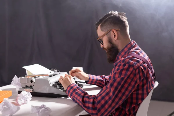 Concepto de personas y tecnología - Escritor rodeado de trozos de papel centrado en el trabajo — Foto de Stock