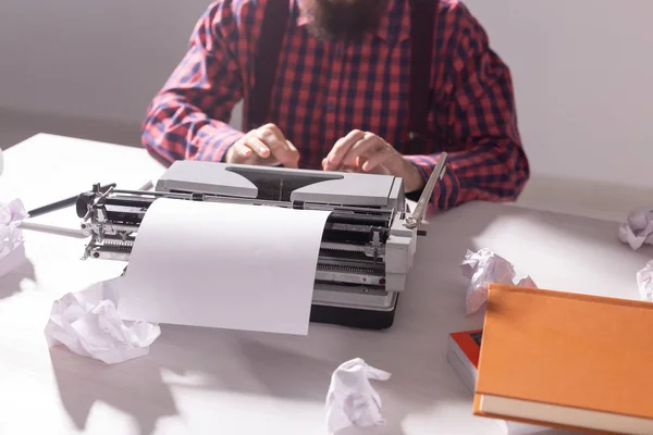 Gente, escritor y concepto hipster - joven escritor elegante que trabaja en la máquina de escribir — Foto de Stock