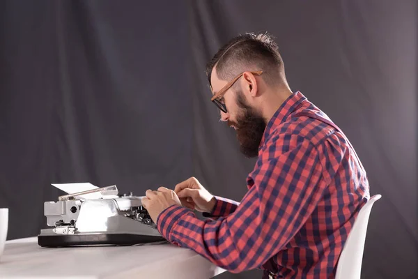 Concepto de personas y tecnología - Retrato de hombre barbudo en camisa a cuadros escribiendo sobre fondo gris — Foto de Stock