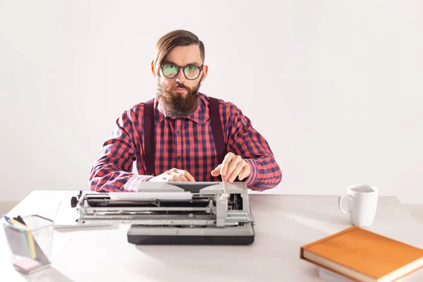 人と技術のコンセプト - タイプライターに取り組んでいる作家の肖像 — ストック写真
