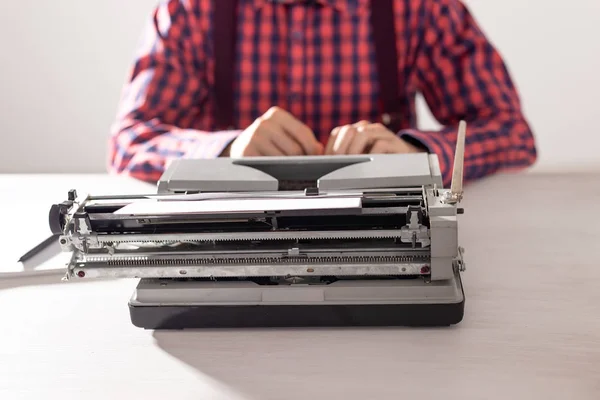 Concepto de personas y tecnología - Retrato de escritor trabajando en máquina de escribir — Foto de Stock