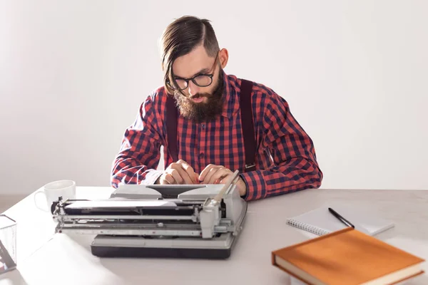 Άνθρωποι και τεχνολογία έννοια - πορτρέτο του γενειοφόρος άνδρας με καρό πουκάμισο πληκτρολογώντας σε γκρι φόντο — Φωτογραφία Αρχείου