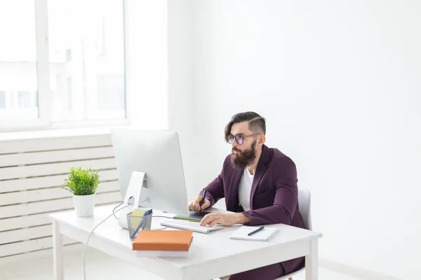 Gente, diseño y concepto de estilo - diseñador gráfico bosquejo nuevo proyecto en la tableta de trabajo en el ordenador — Foto de Stock