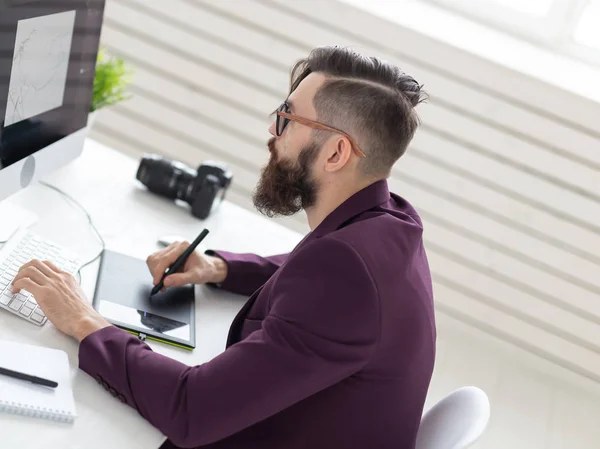 Concepto de personas y tecnología - Vista de alto ángulo de un artista dibujando algo en una tableta gráfica en la oficina — Foto de Stock