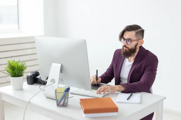 Gente, diseño y concepto de estilo - diseñador gráfico bosquejo nuevo proyecto en la tableta de trabajo en el ordenador — Foto de Stock