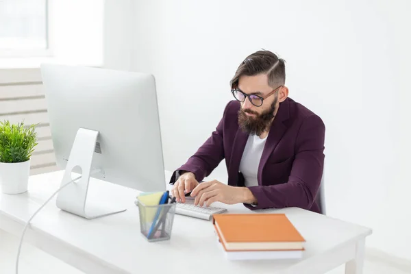 Gente, diseño y concepto de estilo - diseñador gráfico bosquejo nuevo proyecto en la tableta de trabajo en el ordenador — Foto de Stock