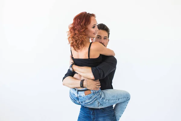 Mensen en liefde concept - mooie mooie vrouw zit op man en hem omhelzen — Stockfoto