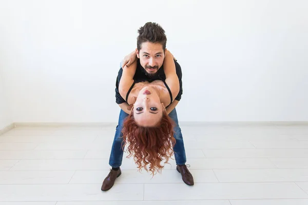 Romantico, passione, concetto di persone - divertente giovane coppia che balla con passione — Foto Stock