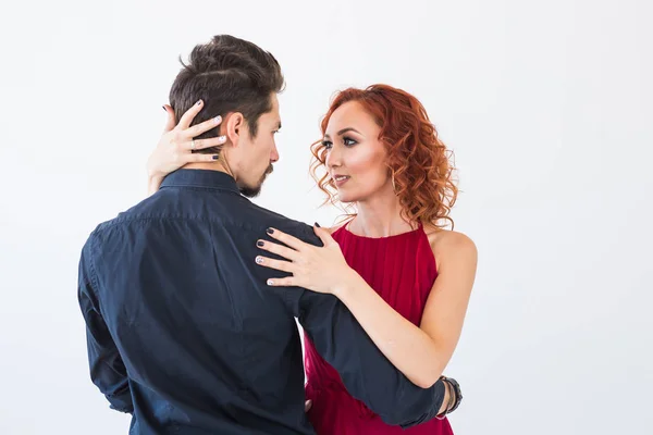 Romântico, dança social, conceito de pessoas - casal bachata dança no estúdio, homem abraçando a mulher de suas costas — Fotografia de Stock