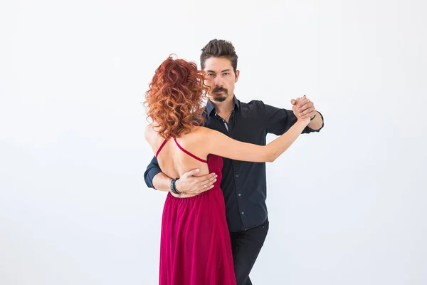 Společenské tance, bachata, kizomba, salsa, tango koncept - zblízka portrétní žena muž oblečený v krásné oblečení nad bílým pozadím — Stock fotografie