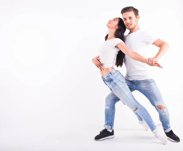 Casal apaixonado dançando social danse kizomba ou bachata ou semba ou taraxia no fundo branco — Fotografia de Stock