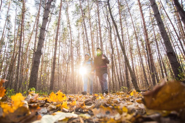 Aventuras, turismo e conceito de natureza - Baixo ângulo tiro de caminhada casal em uma distância — Fotografia de Stock