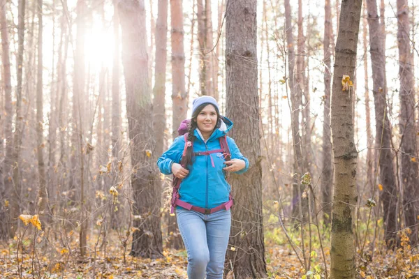 Macera, seyahat, turizm, zam ve insanlar kavramı - orman kalın yürüme çekici gülümseyen turist kadın — Stok fotoğraf