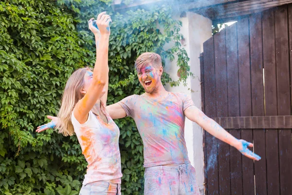 우정, holi, 사람들 개념-색상의 holi 축제에서 놀고 하는 젊은 커플의 축제 — 스톡 사진