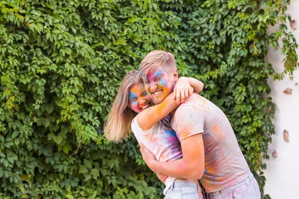 휴일과 holi, 사람들 개념-재미 페인트에서 커버 하는 행복 한 커플 — 스톡 사진